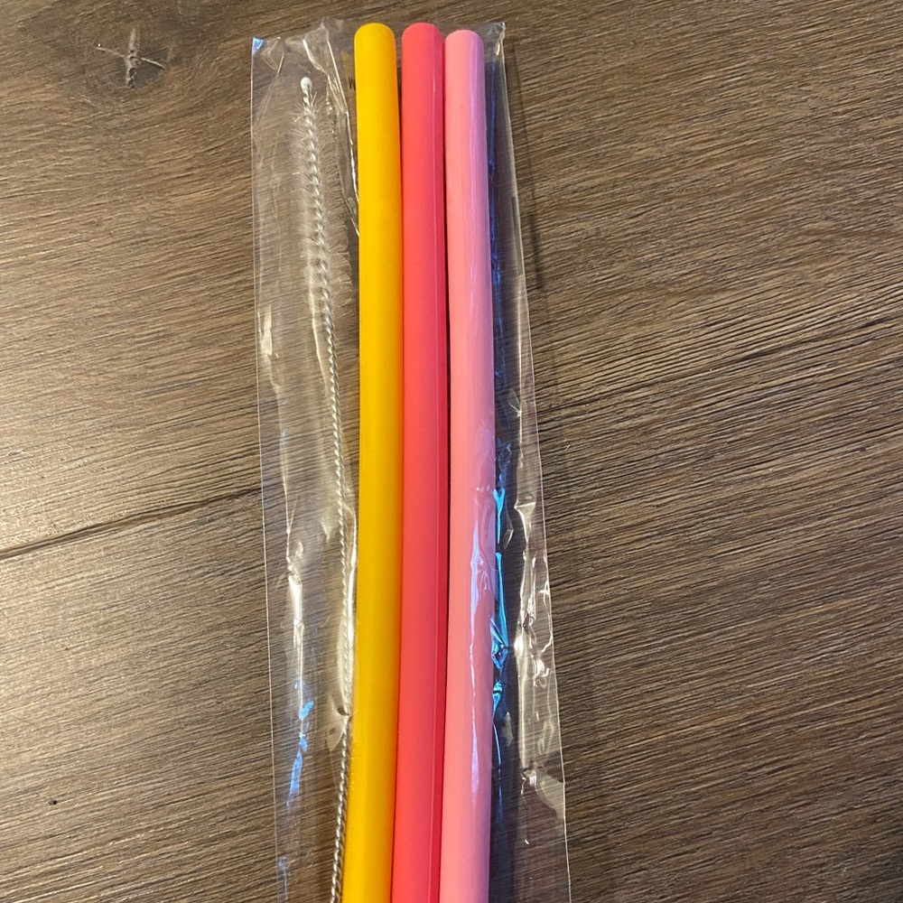 Brand new reusable straws and cleaner brush